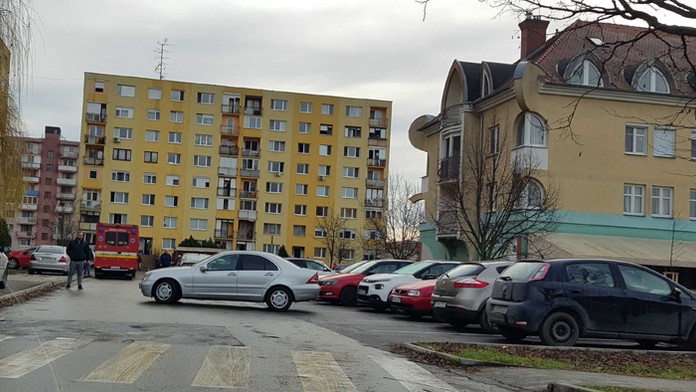 Evakuačný autobus v Dunajskej Strede pred panelákom, kde unikal plyn.