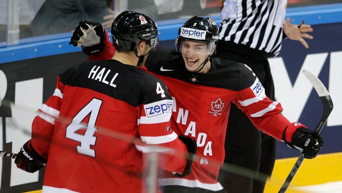 Taylor Hall oslavuje hetrik proti Nemecku.