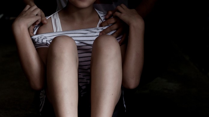 Zľava Rus Vasilij Ponomarjov a Slovák Šimon Groch v dueli na Hlinka Gretzky Cup hráčov do 18 rokov.