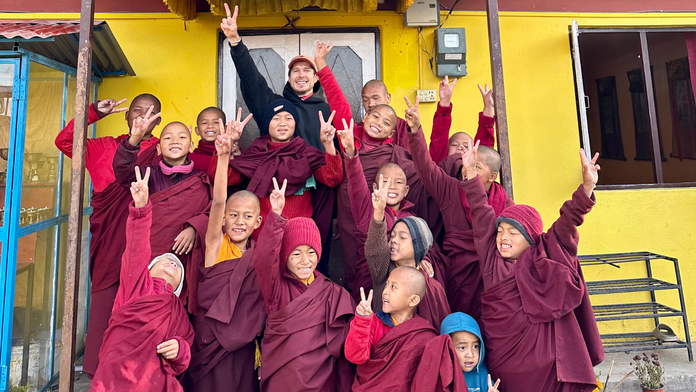 Mladý Slovák predal firmu a teraz cestuje po svete: Deti v budhistickej škole v Nepále ma učili umeniu šťastia (rozhovor)