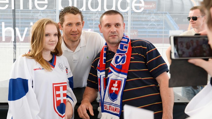 Ján Lašák rozdával pred ostravskou halou autogramy.