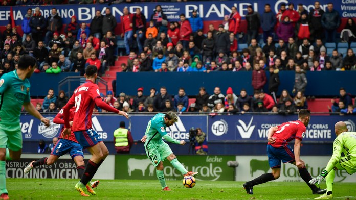 Lionel Messi strieľa gól proti Osasune.