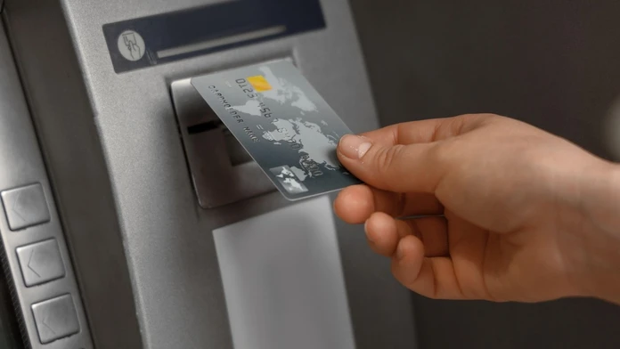 Ubúdajú pobočky aj bankomaty. Známa banka postupne mizne zo slovenského trhu