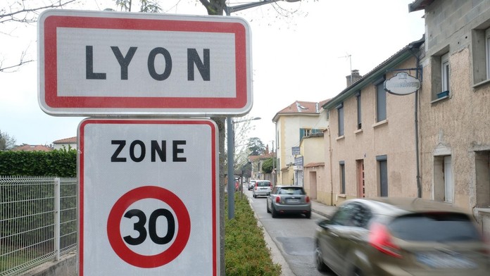 Dopravná značka pri vjazde do Lyonu.