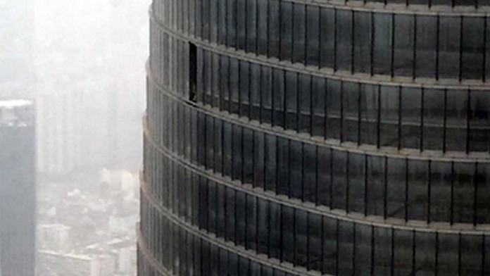 Zo 76.poíschodia mrakodrapu v Šanghaji vypadol sklenený panel.