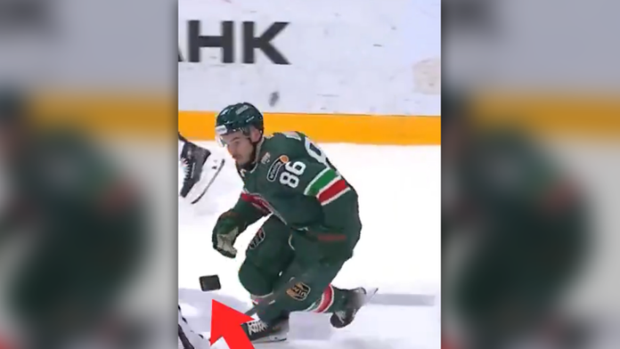 VIDEO: Poriadna kuriozita v KHL. Hráčovi vypadol počas zápasu na ľade z výstroja telefón