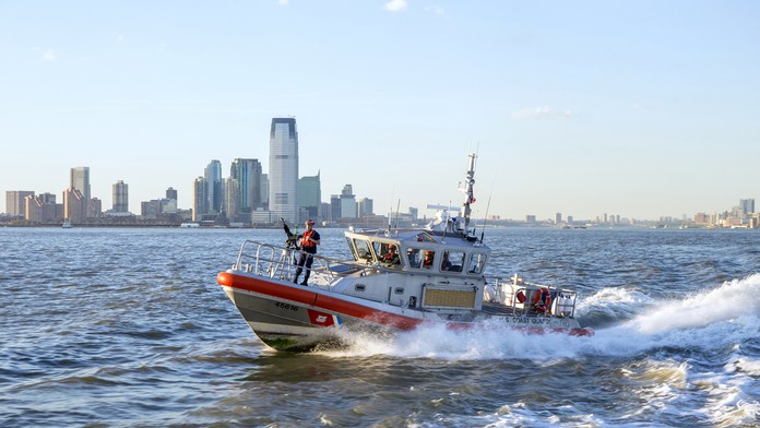 Loď americkej pobrežnej stráže.