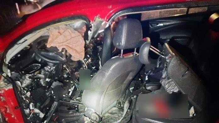 Tragická nehoda na Kysuciach. Vodič taxi služby sa čelne zrazil s kamiónom, zahynul nielen on, ale aj zákazníčka, ktorú viezol