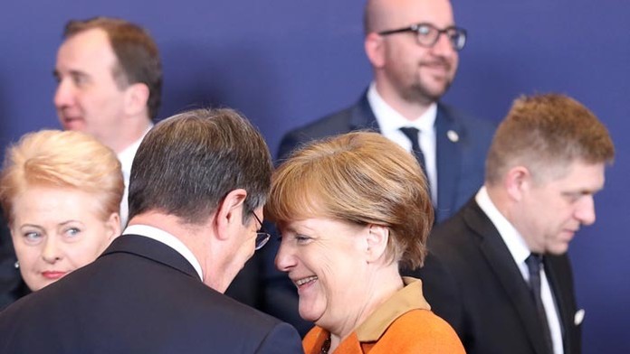 Premiér Robert Fico (vpravo) počas skupinovej fotografie na summite EÚ.