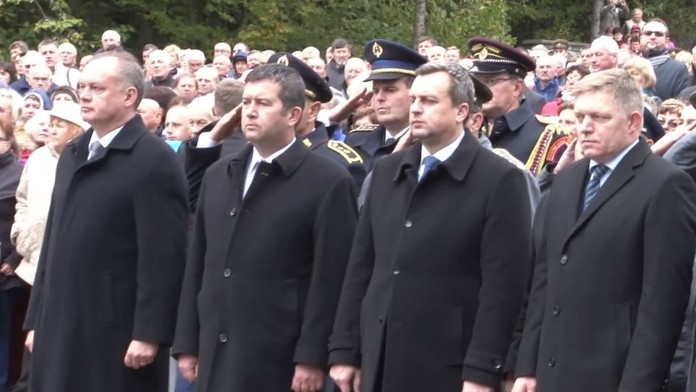 Muž vytiahol na predavačku zbraň. Párik dôchodcov ho raz-dva spacifikoval.mp4