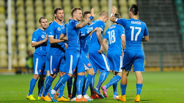 Slovenskí futbalisti oslavujú Hološkou gól do siete Fínska.
