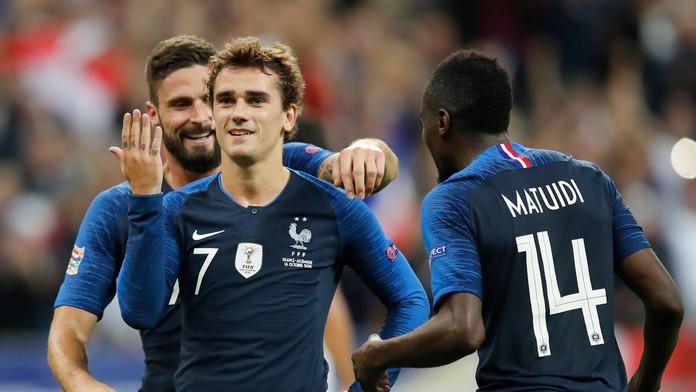 Zľava Francúzi Olivier Giroud, Antoine Griezmann a Blaise Matuidi oslavujú gól v dueli Ligy národov s Nemeckom.