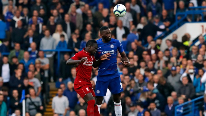 Hráč Chelsea Antonio Ruediger (vpravo) v súboji so Sadiom Maneom z Liverpoolu.