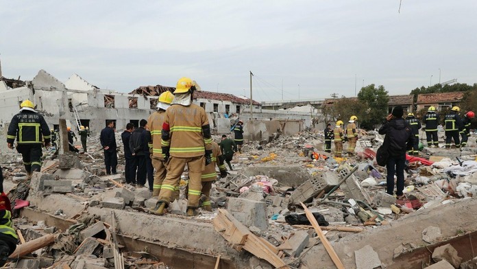 Sopka Agung opäť chrlí lávu a popol.