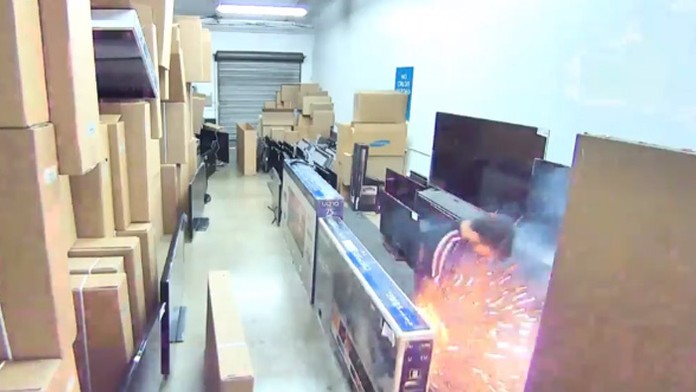 Mužovi vo vrecku explodovala elektronická cigareta