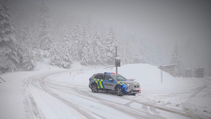 Sneh komplikuje dopravu. Autá sa šmýkajú, situácia je nebezpečná