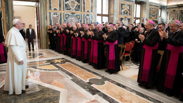Pápež František a kardináli vo Vatikáne.