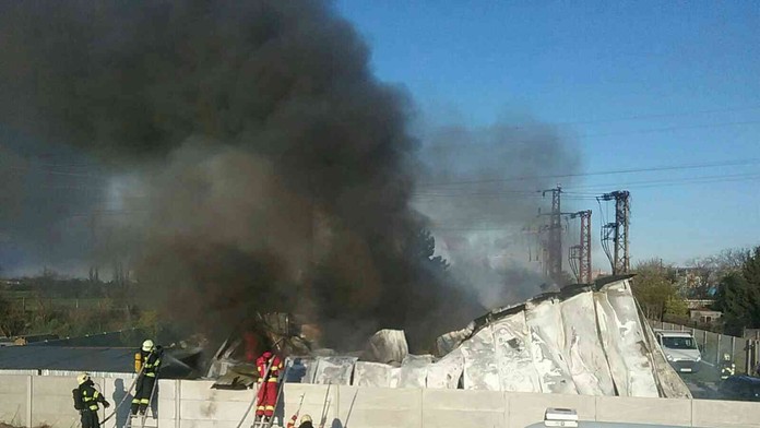 Hasiči zasahujú pri požiari autoservisu v bratislavskom Ružinove