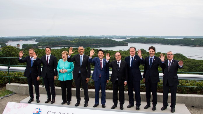 Japonský premiér Šinzo Abe (uprostred) máva s lídrami skupiny siedmich priemyselne najrozvinutejších krajín sveta.