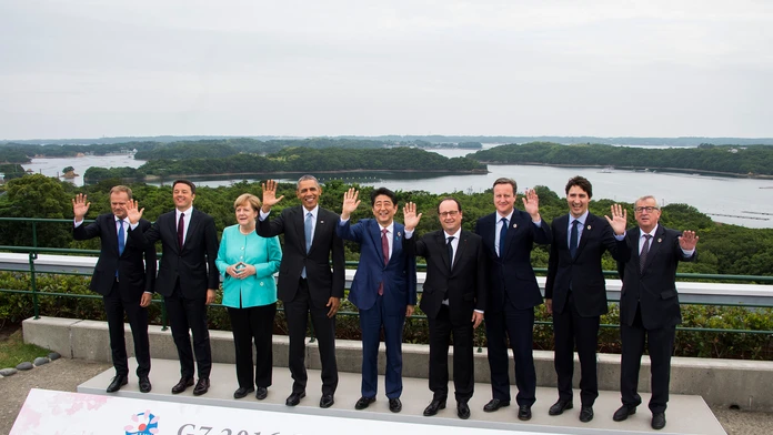 Japonský premiér Šinzo Abe (uprostred) máva s lídrami skupiny siedmich priemyselne najrozvinutejších krajín sveta.