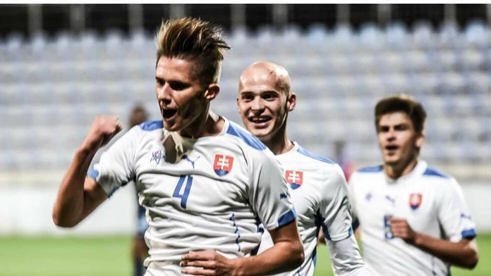 Dávid Filinský sa raduje z gólu v drese mládežníckej reprezentácie.