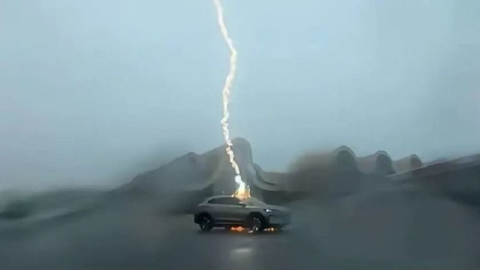 VIDEO: Elektromobil počas jazdy trikrát zasiahol blesk. Kontrola v servise priniesla prekvapivý výsledok