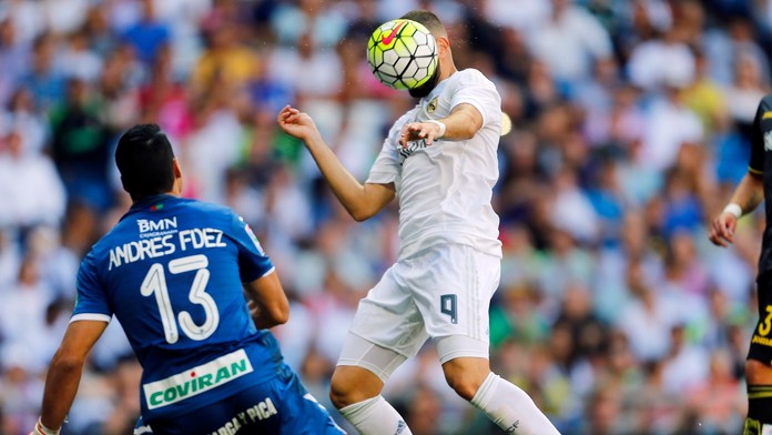 Karim Benzema dáva hlavou rozhodujúci a jediný gól v zápase Real Madrid-Granada.