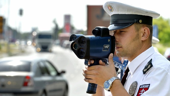 Dopravný policajt kontroluje dodržiavanie povolenej rýchlosti.