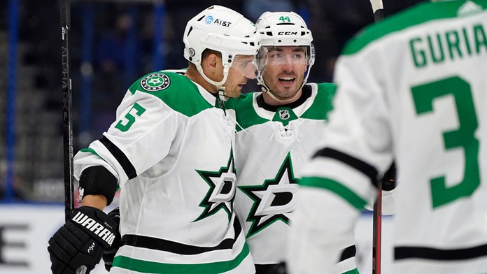 Slovenský obranca v drese Dallasu Stars Andrej Sekera sa teší so spoluhráčmi po strelení gólu.