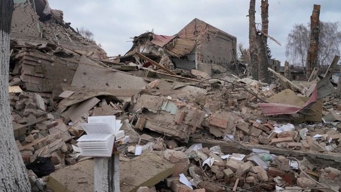 V troskách budovy v meste Boroďanka zrejme uviazlo až 100 ľudí