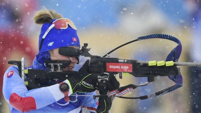 Paulína Fialková strieľa stojku počas stíhacích pretekov žien na 10 km.