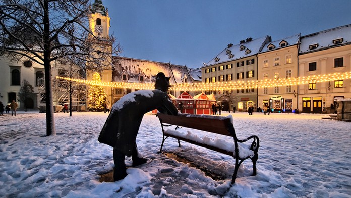 Zasnežené Hlavné námestie v Bratislave.