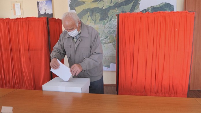 V najbližších voľbách budú môcť hlasovať aj ľudia s covidom alebo v karanténe