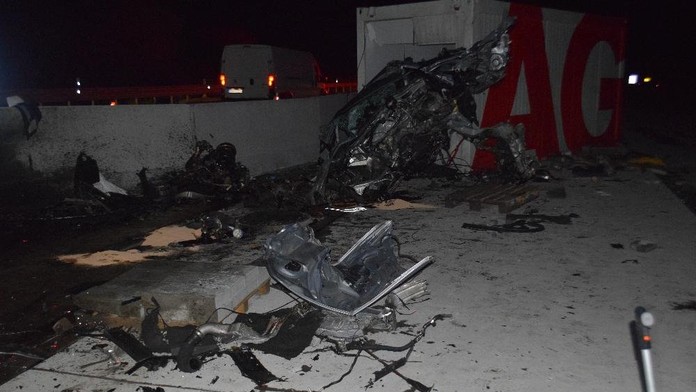 Hrozivá nehoda na diaľnici medzi Zvolenom a Banskou Bystricou. Z audi ostal len šrot, dvaja muži sa druhýkrát narodili