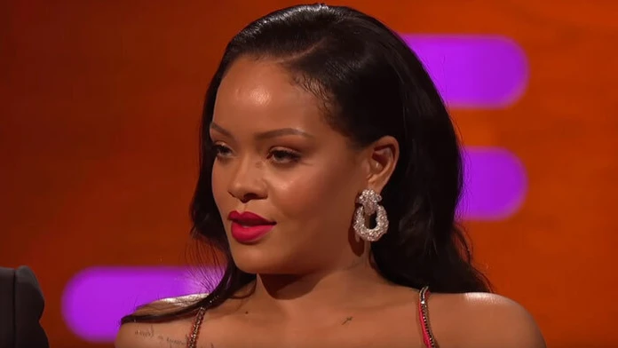 Ten moment, keď Rihanna "dá dole" moderátora