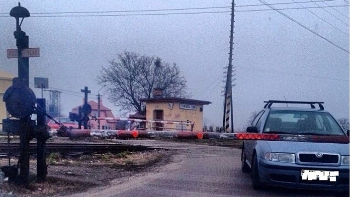 Auto parkuje medzi rampami.jpg