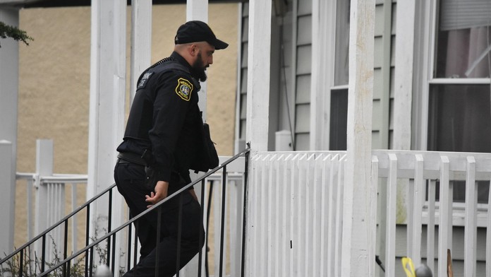 Policajt vchádza do domu.