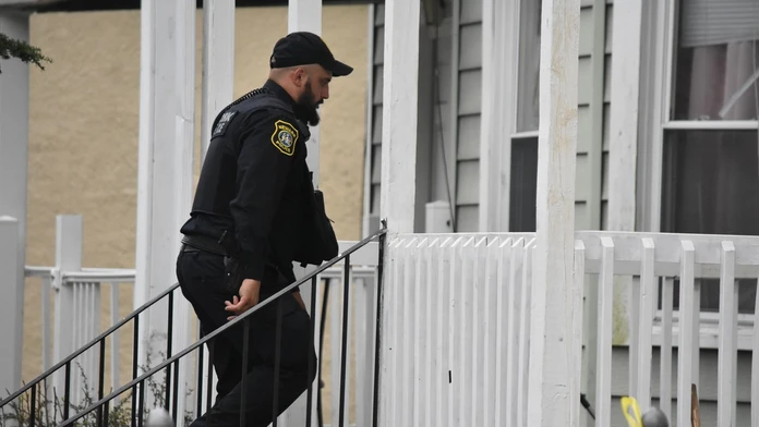 Policajt vchádza do domu.