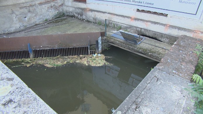 Muž sa vydal na útek skokom do kanála. 