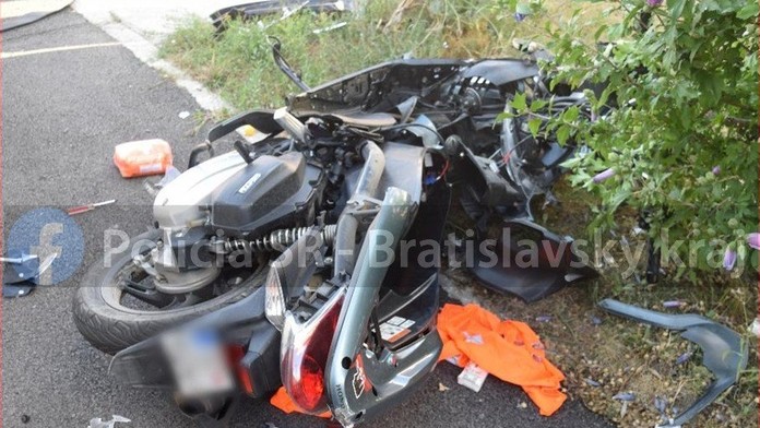 Divoká naháňačka v Bratislave. Vodič motorky so zákazom šoférovať utekal polícii, narazil do iného auta