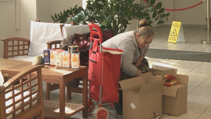 Rozdávali balíčky s potravinami.