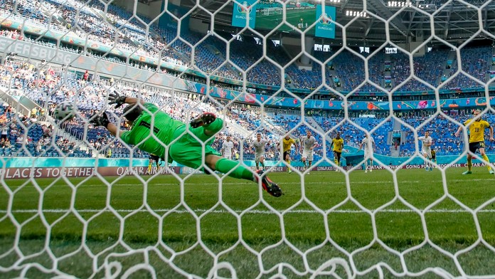 Martin Dúbravka nedosiahol na výborne umiestnený pokutový kop Emila Forsberga.