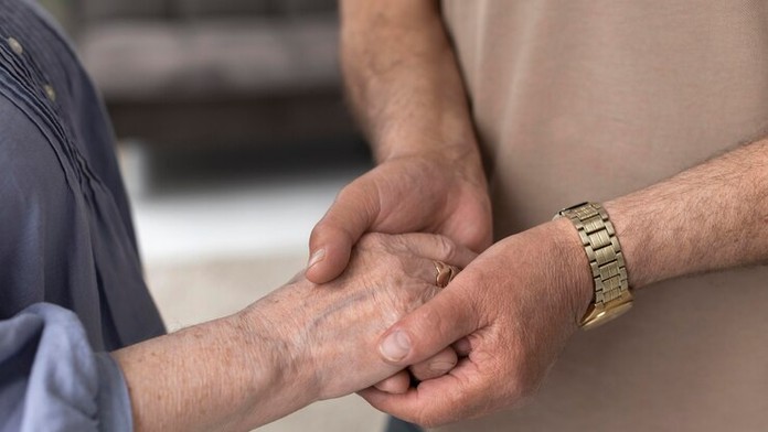 Zomierajúci muž spravil romantické gesto pre manželku. Pomohla mu umelá inteligencia