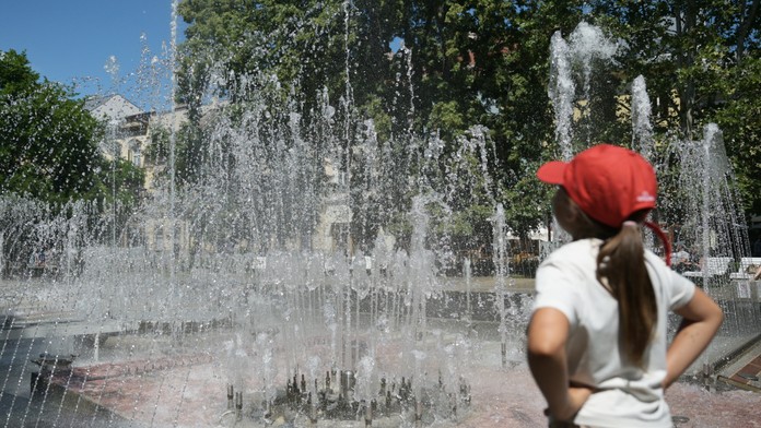 Na snímke dievčatko počas horúceho letného dňa pri spievajúcej fontáne v parku na Hlavnej ulici v Košiciach.