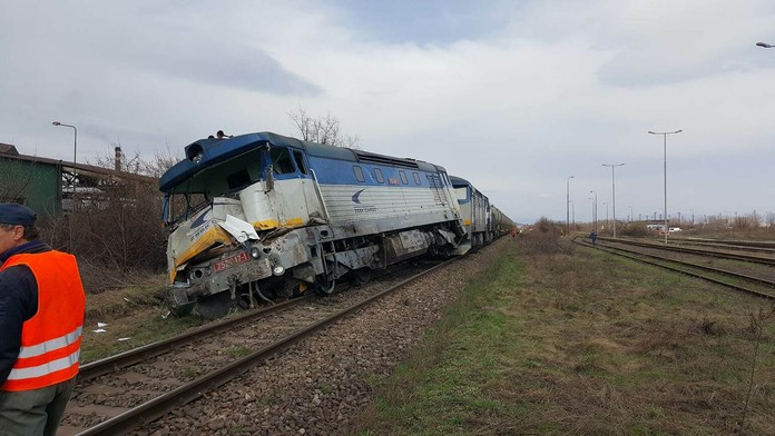 Nehoda vlaku a nákladného auta.