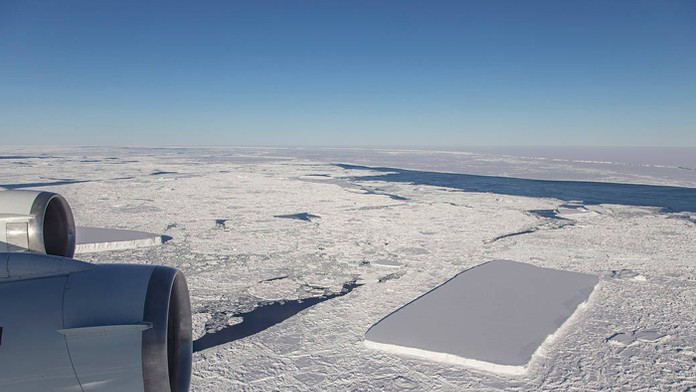 Ľadovec obdĺžnikového tvaru s pravými uhlami na Antarktíde.