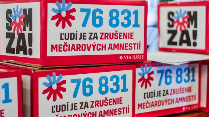 Petíciu za zrušenie amnestií odovzdala organizácia Via Iuris poslancom.