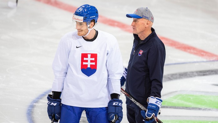 Zľava útočník Peter Cehlárik a tréner Craig Ramsay počas tréningu pred zápasom MS 2021 proti Bielorusku
