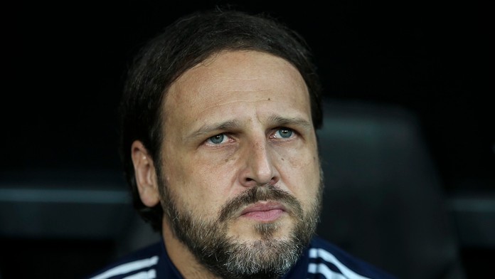 Sprava Steven Berghuis a Luis Sinisterra z Feyenoordu oslavujú gól v EL proti Glasgowu Rangers.