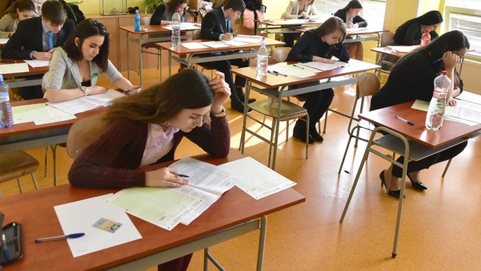 Študenti Obchodnej akadémie v Trebišove počas písomnej maturitnej zo slovenského jazyka a literatúry